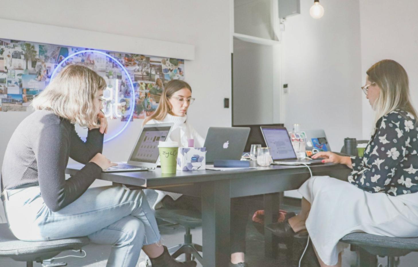 Reunión de trabajo colaborativo en oficina moderna